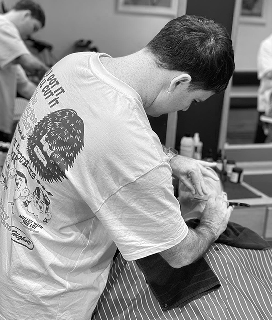 barber clean blade shave for his client